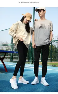 Modische, atmungsaktive Outdoor-Sneaker für Damen in einem sportlichen Ganzkörper-Outfit-Styling
