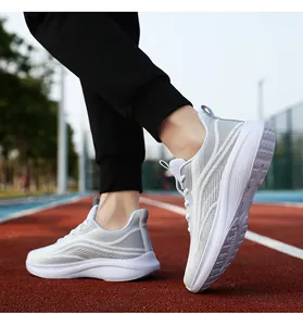 Scatto dinamico all'aperto di scarpe da corsa in mesh grigio con suole ammortizzate