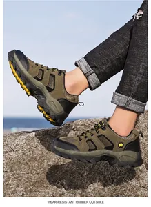 Detail van de slijtvaste rubberen buitenzool op groene outdoor wandelschoenen