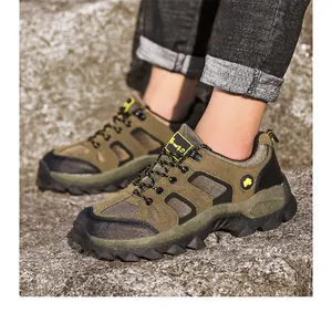 Detail van legergroene outdoor wandelschoenen met antislip rubberen zolen op stenen trappen