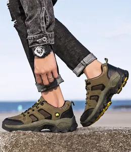 Detail van de antislip rubberen zool en het legergroene bovenwerk van de wandelschoenen