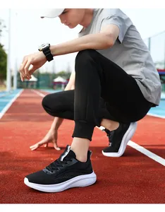 Foto d'azione di scarpe da corsa in mesh nero traspirante su pista di atletica