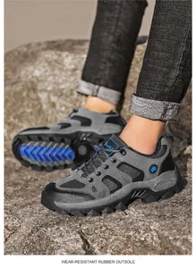Detailopname van de slijtvaste rubberen zool van wandelschoenen voor rotsachtig buitenterrein