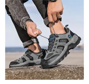 Detail van wandelschoenen met antislipzolen en ademende mesh-stof voor buitenactiviteit