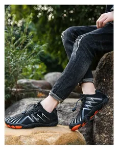 Detail van waterschoenen met snelvetersysteem en oranje antislip rubberen zolen voor buiten