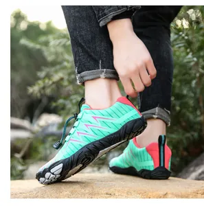 Detail van groene sneldrogende waterschoenen met antislip rubberen zool en veters