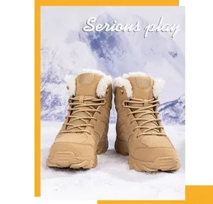 Detalle de botas militares caqui de invierno con forro cálido en fondo de nieve