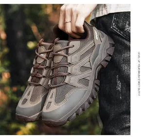 Dettaglio della tomaia in mesh traspirante e pelle sintetica delle scarpe trekking