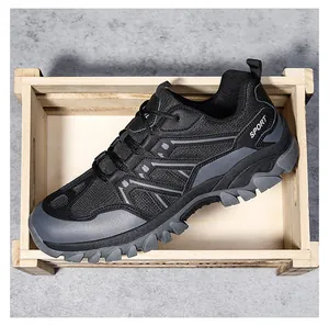 Dettaglio della suola in gomma con scanalature profonde per scarpe da trekking