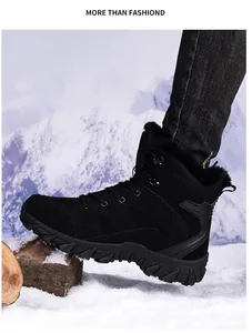 Detalle de botas de invierno negras con forro térmico para senderismo en la nieve