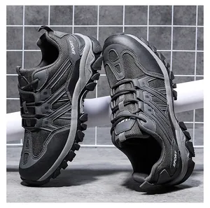 Dettaglio delle scarpe da trekking grigio scuro con mesh traspirante e suola antiscivolo