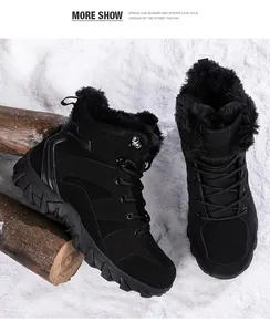 Detalle de botas tácticas de invierno altas con forro de piel y suela de goma antideslizante