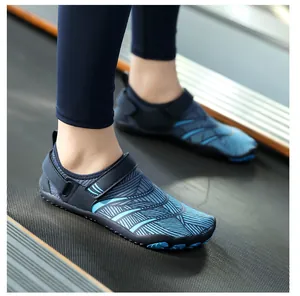 Détail de la semelle antidérapante et du tissu respirant sur les chaussures de sport