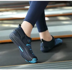 Détail de chaussures d'eau bleu foncé avec semelle antidérapante sur tapis roulant