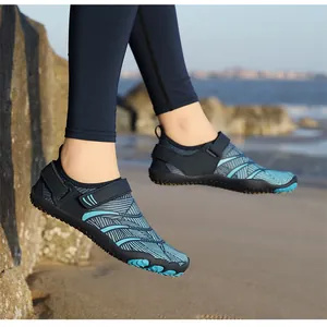 Gros plan sur la semelle antidérapante de chaussures aquatiques sur les rochers