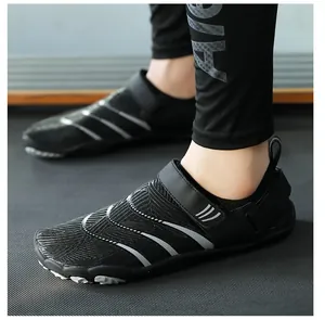 Détail d'une chaussure de sport noire avec bride velcro sur fond de tapis roulant