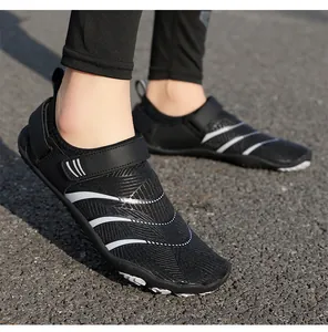 Détail de chaussures de sport nautique noires avec bandes blanches et velcro sur l'asphalte