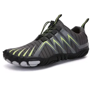 Grijze waterschoenen met neongroene golfpatronen en een handig snelstriksysteem