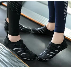 Détail de chaussures de wading noires respirantes avec motif de vagues et bande velcro
