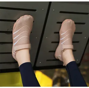 Détail de chaussures aquatiques beiges avec semelle en caoutchouc souple et sangle