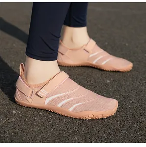 Gros plan sur les chaussures d'eau roses respirantes avec fermeture velcro et semelle en gomme