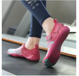 Chaussures aquatiques pieds nus rose avec semelle en caoutchouc antidérapante sur tapis