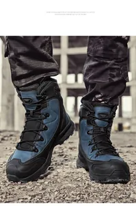 Dettaglio di stivali tattici in camoscio blu con punta rinforzata e suola resistente