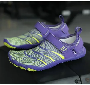 Détail de chaussures d'eau pieds nus violettes avec motifs jaunes et sangle velcro sécurisée