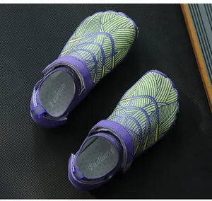Détail d'une chaussure d'eau violette à séchage rapide avec sangle et motifs verts