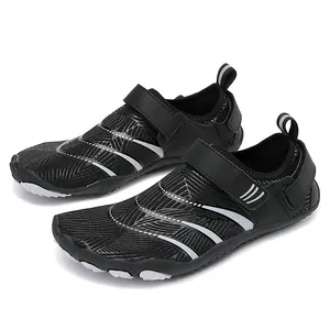 Chaussures d'eau pieds nus antidérapantes à rayures noires et sangles velcro pour randonnée