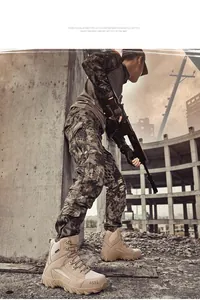 Détail d'une botte de combat tactique sable en cuir mat avec marquage AS33 sur le côté