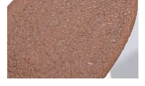 Detailaufnahme der braunen Gummisohle mit rutschfestem Profil und langlebigem Material