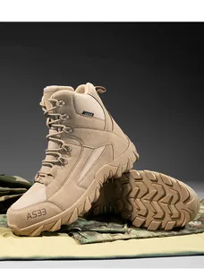 Détail macro de bottes tactiques sable avec semelles en caoutchouc et tige en daim