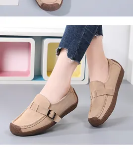 Detailansicht der khakifarbenen Wildleder-Loafer mit Metallschnalle und Gummiprofilsohle