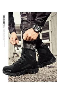 Détails des bottes tactiques noires AS33 montrant les semelles et lacets en extérieur