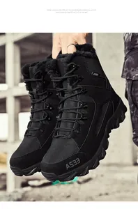 Détail d'une botte tactique noire avec doublure en fourrure synthétique et semelle gomme