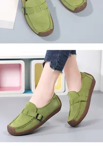 Details von grünen Wildleder-Loafers mit rutschfester Gummisohle und Mokassin-Nähten