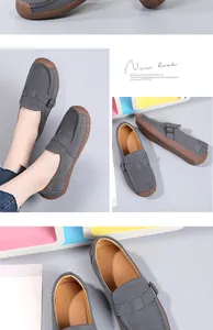 Detaillierte Makroansicht grauer Slipper aus Wildleder mit Metallschnalle und Gummisohle