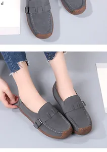 Details grauer Wildleder-Loafer mit Metallschnalle und rutschfester Gummisohle