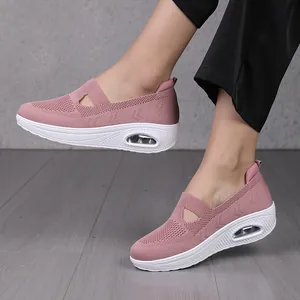 Detailaufnahme rosa atmungsaktiver Strickschuh mit gedämpftem Keilabsatz