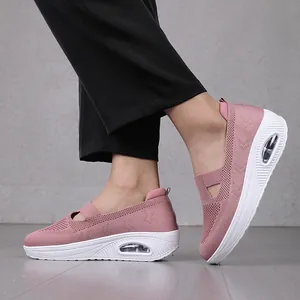 Nahaufnahme rosa Mesh-Sneaker für Damen mit dicker Luftpolstersohle für mehr Komfort