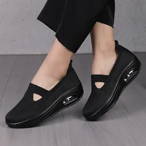 Atmungsaktive schwarze Damen-Sneaker aus Mesh mit bequemer Keilabsatz-Luftpolstersohle