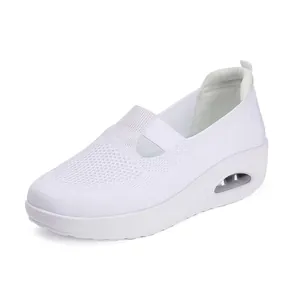 Damen Slipper aus atmungsaktivem weißem Strick mit Keilabsatz und Luftpolstersohle