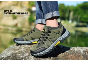 Wanderschuhe aus Wildleder in Armeegrün mit rutschfester Gummisohle im Freien gezeigt