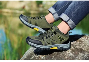 Herren Wanderschuhe aus Wildleder in Armeegrün auf Felsen mit robuster Gummisohle