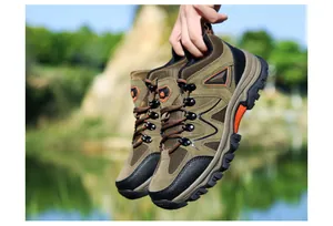 Detail von wasserfesten Wildleder-Wanderschuhen mit rutschfester Gummisohle für Outdoor
