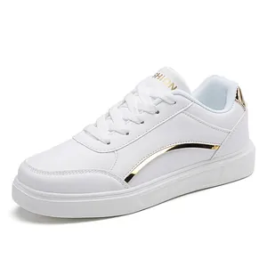 Damen Freizeit-Sneaker in Weiß mit goldenen Metallic-Akzenten und dicker Gummisohle