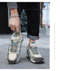 Dettaglio in mesh traspirante e pannelli sintetici su scarpe da trekking beige con logo