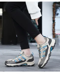 Dettaglio scarpe da trekking con suola in gomma antiscivolo e inserti in mesh azzurro
