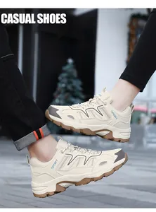 Dettaglio scarpe da trekking beige con tomaia in mesh e suola in gomma marrone antiscivolo
